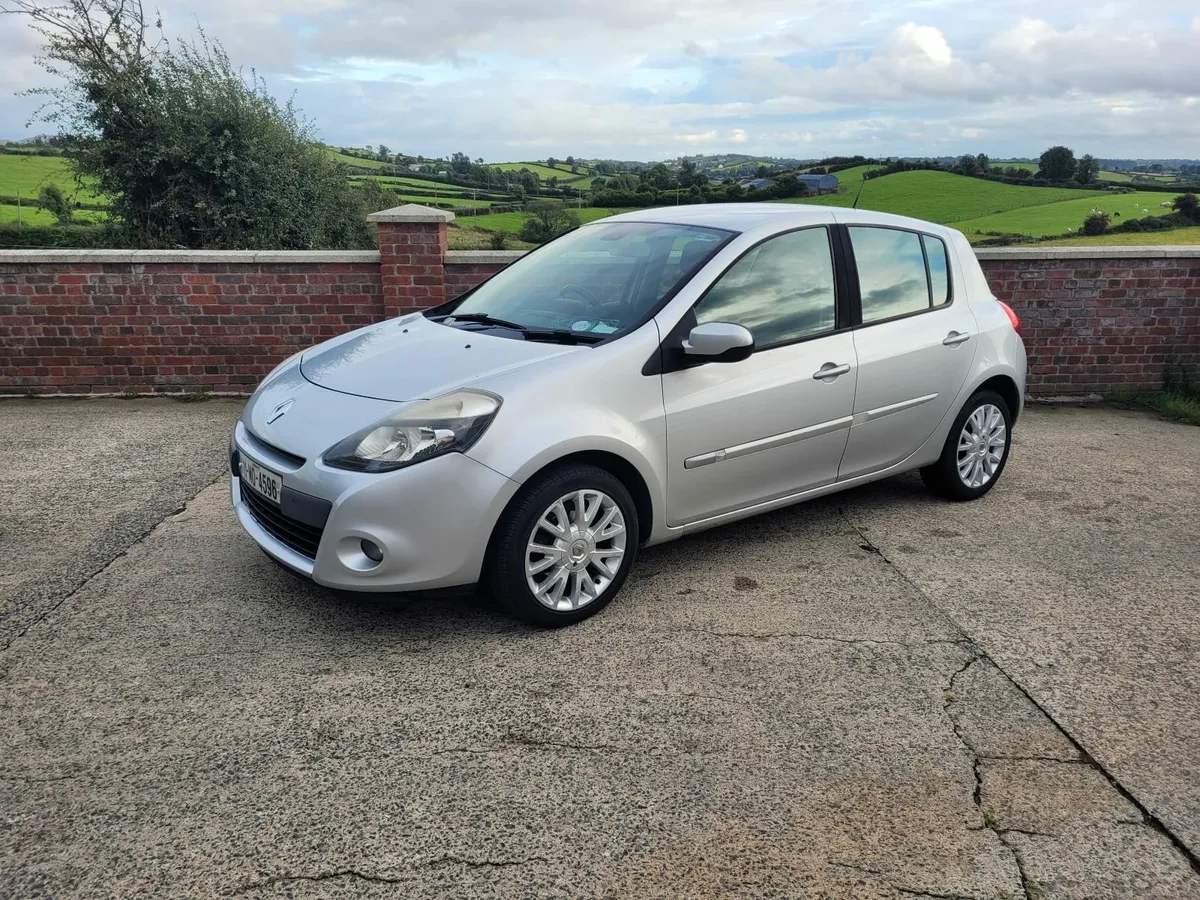 Renault Clio 2011 €2800 Read the ADD - Image 1