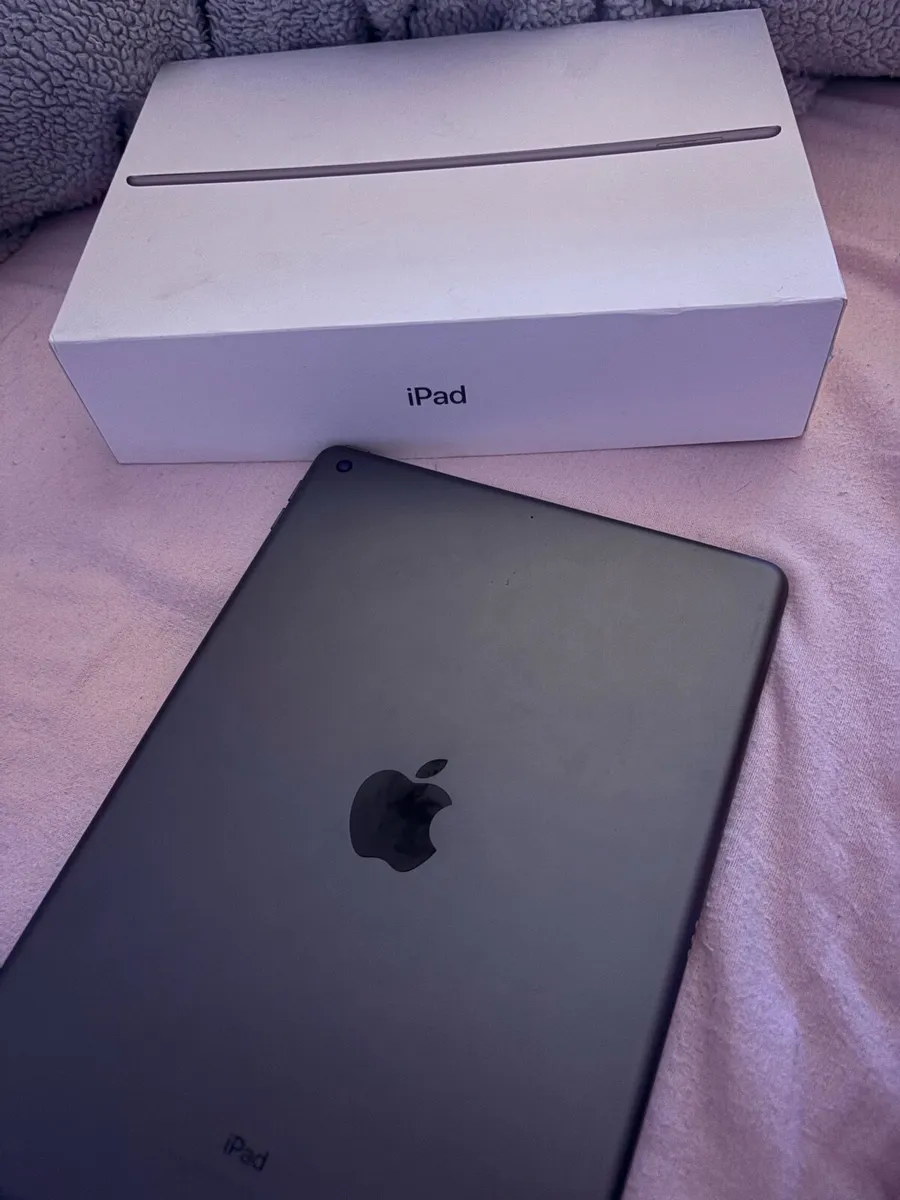 iPad 7th gen - Image 1