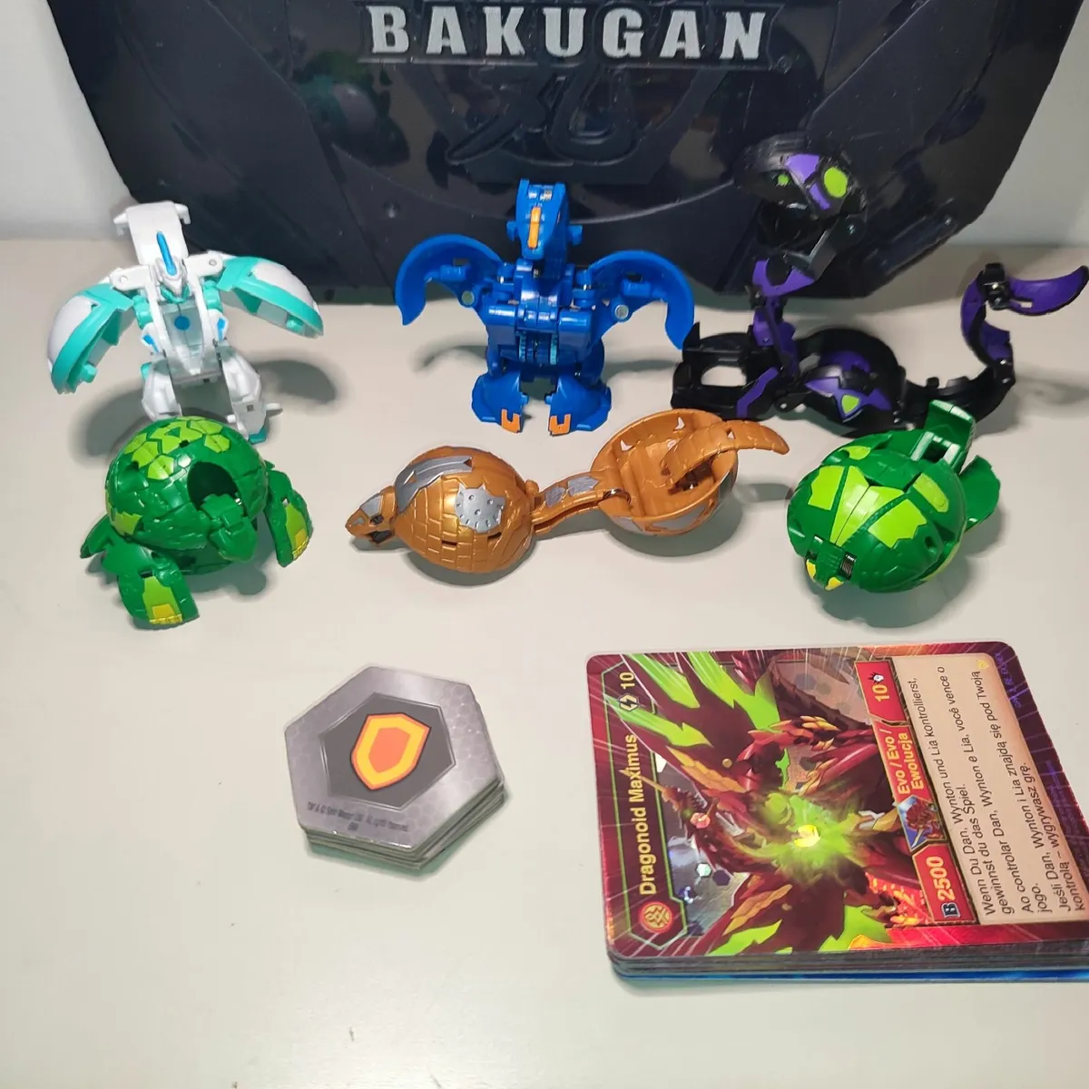 Bakugan Black carry case and 6 Figures plus cards - Image 2