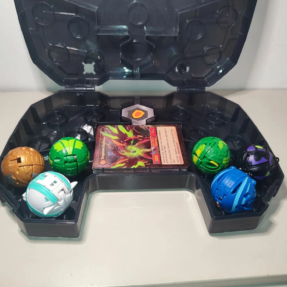 Bakugan Black carry case and 6 Figures plus cards - Image 3