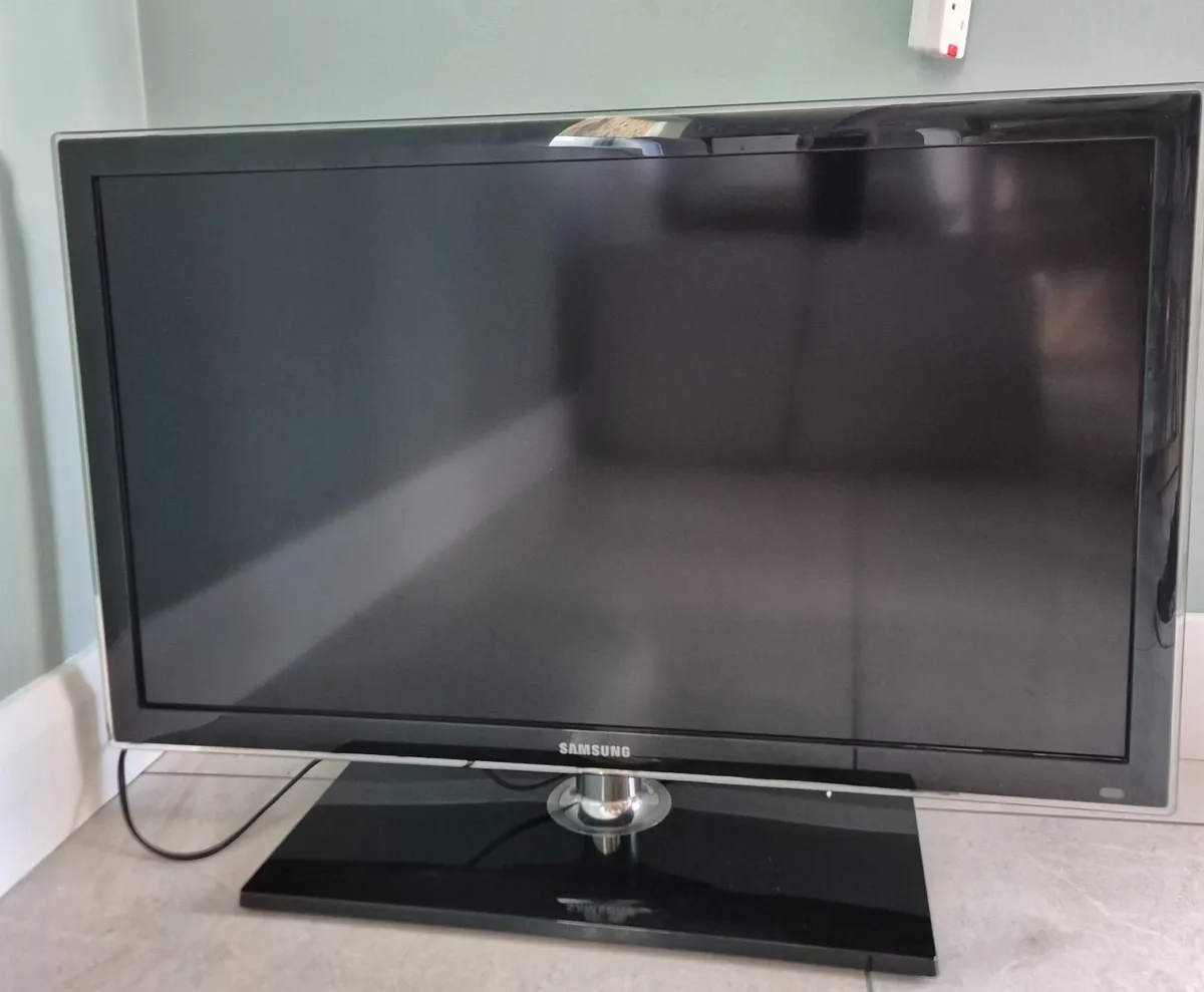 Samsung 32" LCD TV (not smart) - Image 1