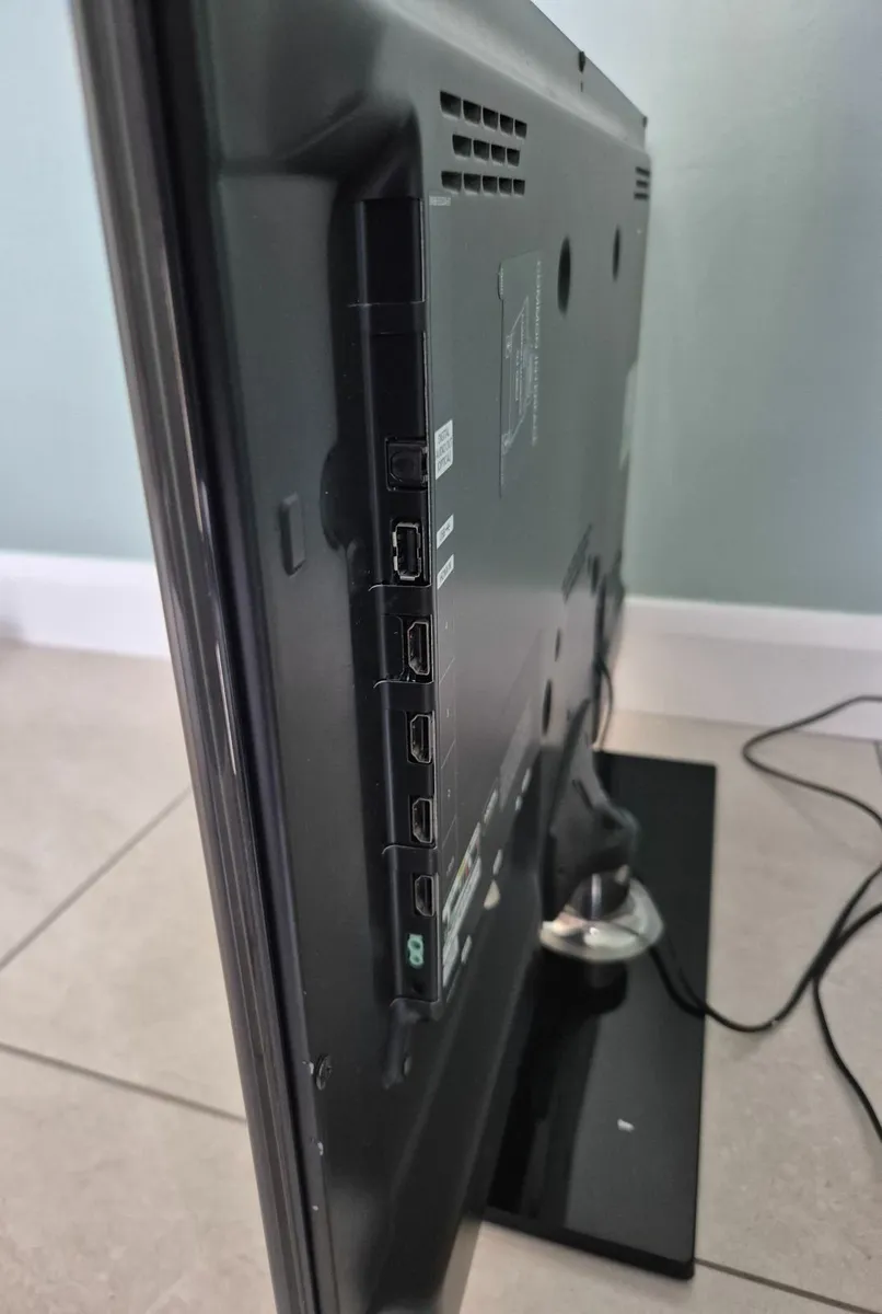Samsung 32" LCD TV (not smart) - Image 3