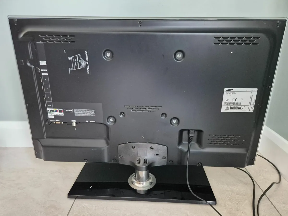 Samsung 32" LCD TV (not smart) - Image 4