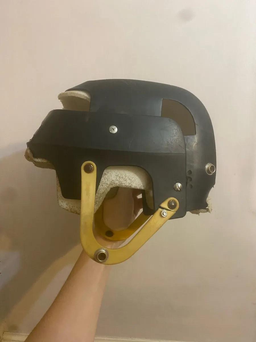 Black old newstyle Cooper sk100 hurling helmet - Image 2