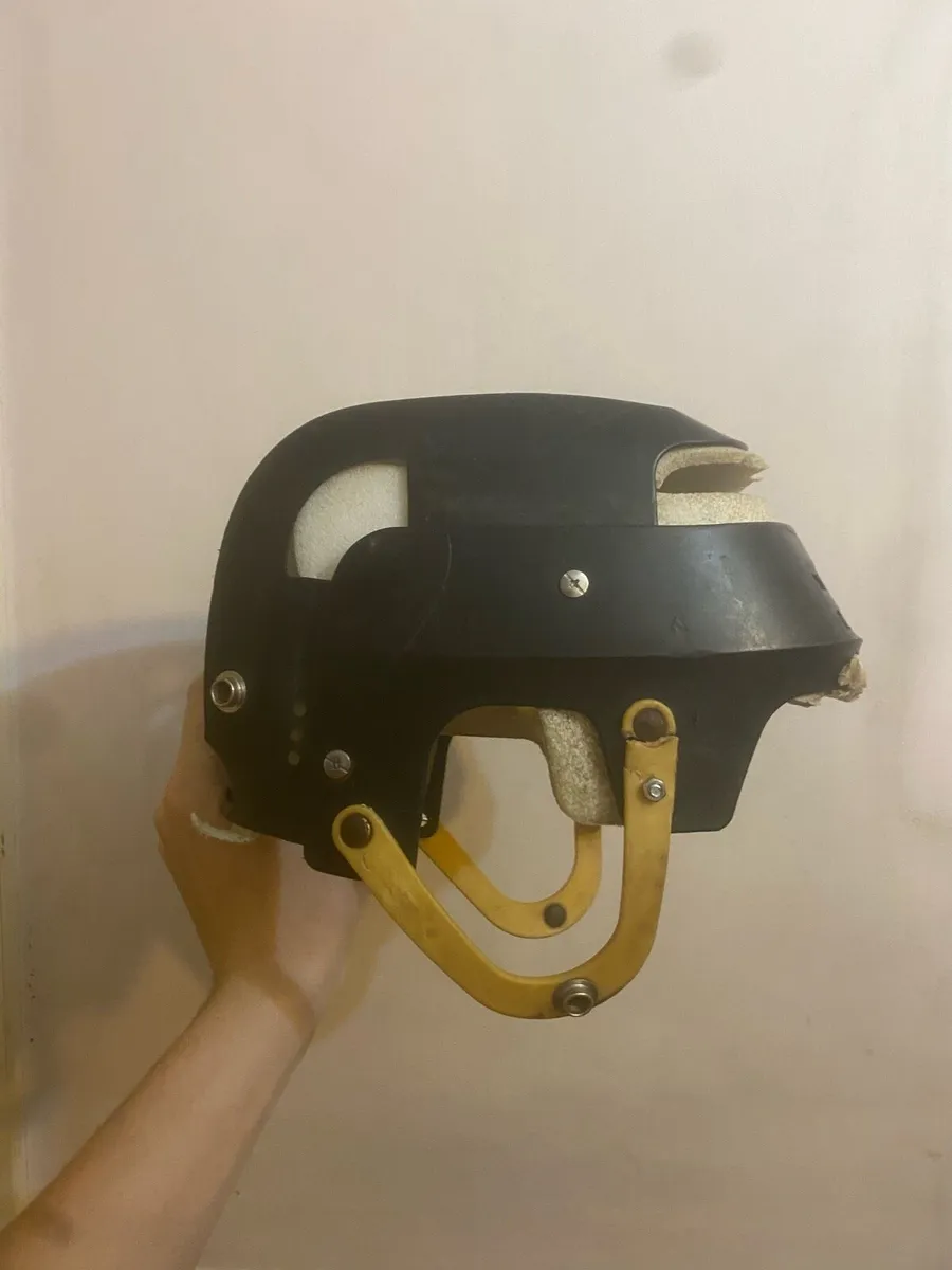 Black old newstyle Cooper sk100 hurling helmet - Image 3