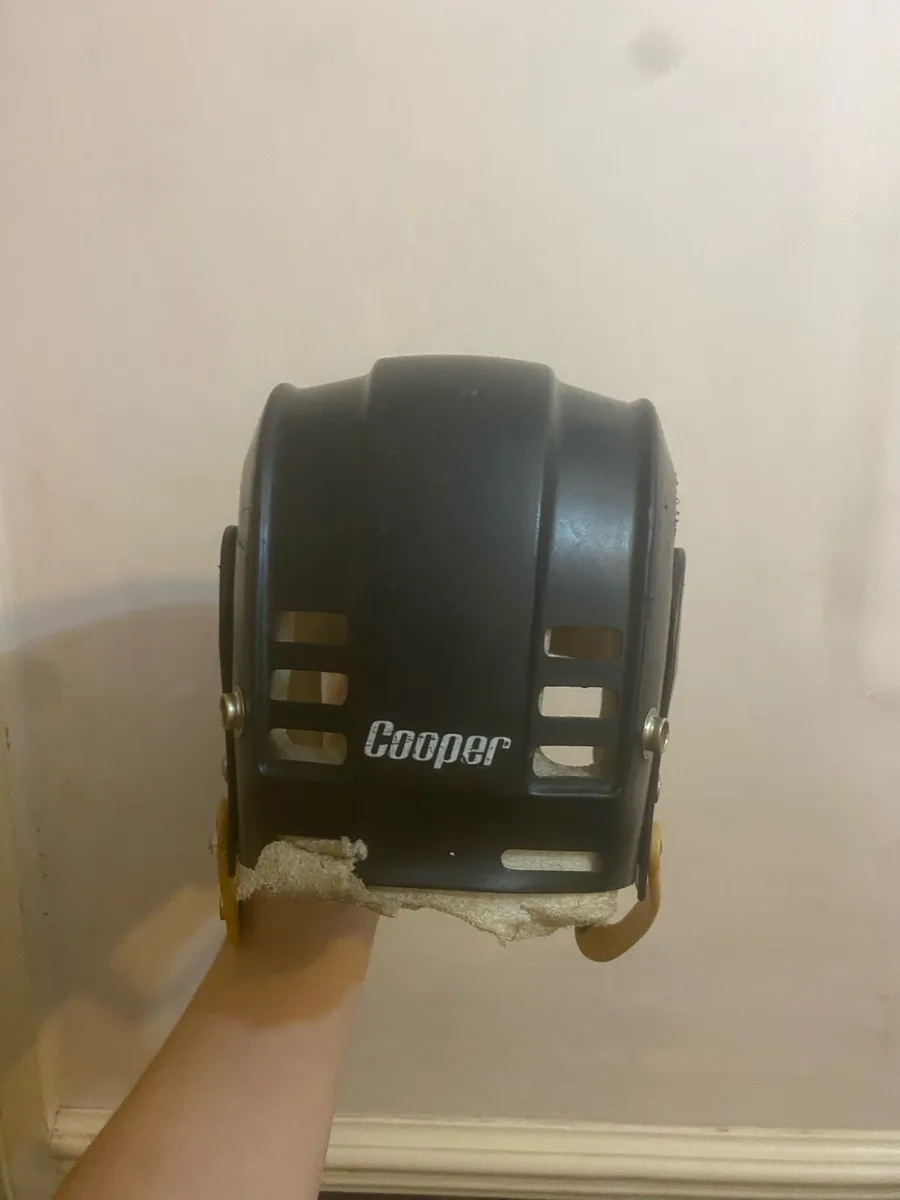 Black old newstyle Cooper sk100 hurling helmet - Image 4