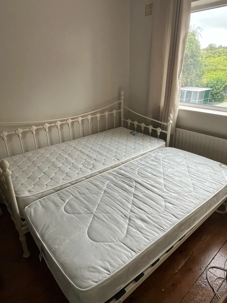 Single bed - Image 1
