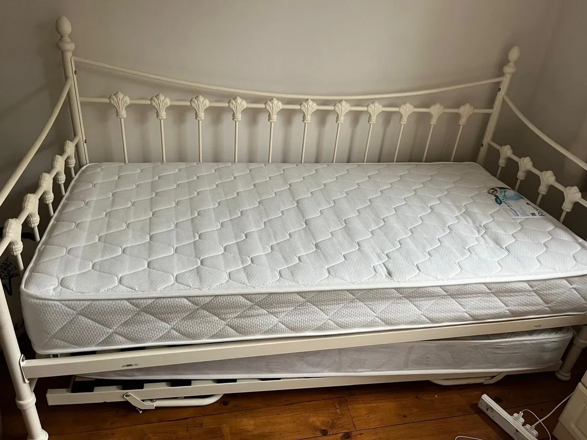 Single bed - Image 2