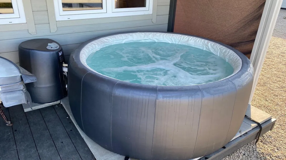 Softub Resort 300+ – Large 5/6 Person Hot Tub - Image 1