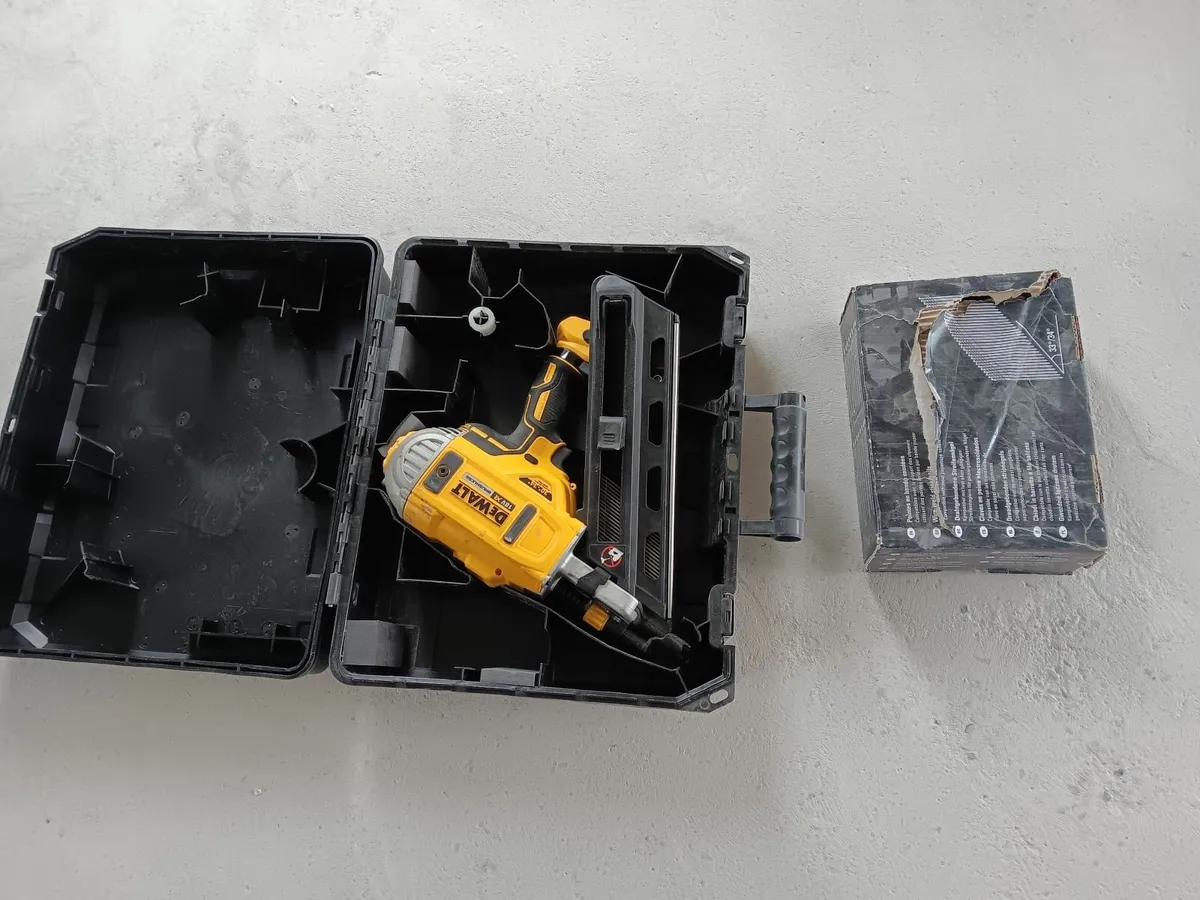 Dewalt DCN692N Nail Gun - Image 2