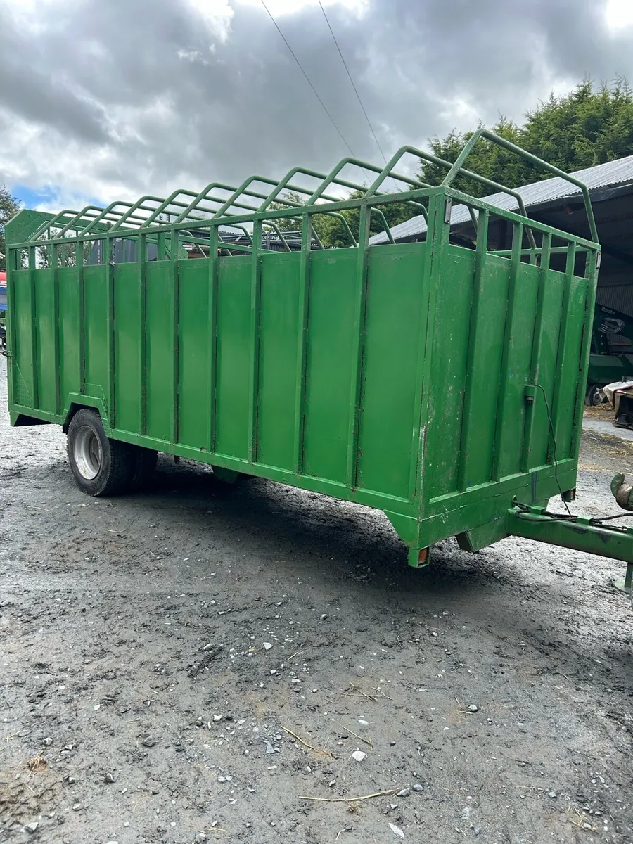 16 ft cattle trailer - Image 1