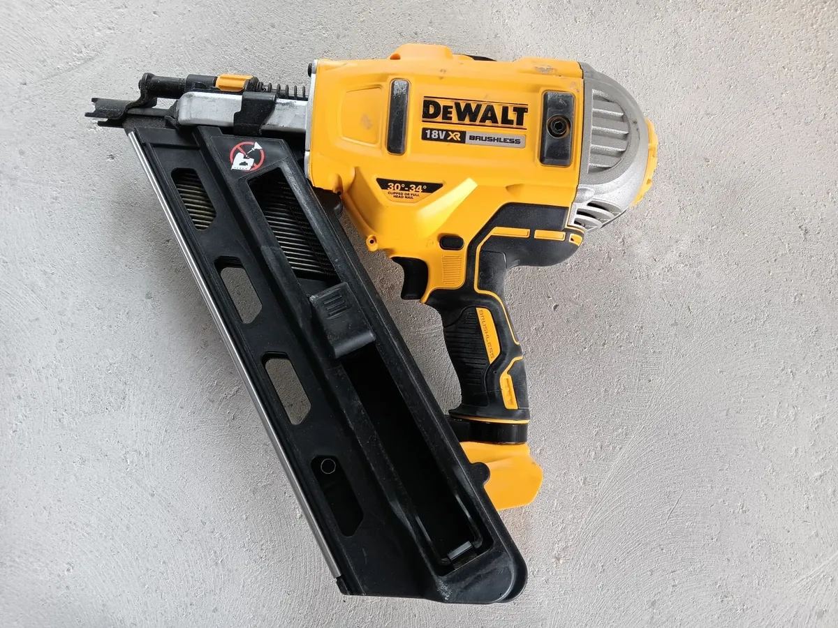 Dewalt DCN692N Nail Gun - Image 4