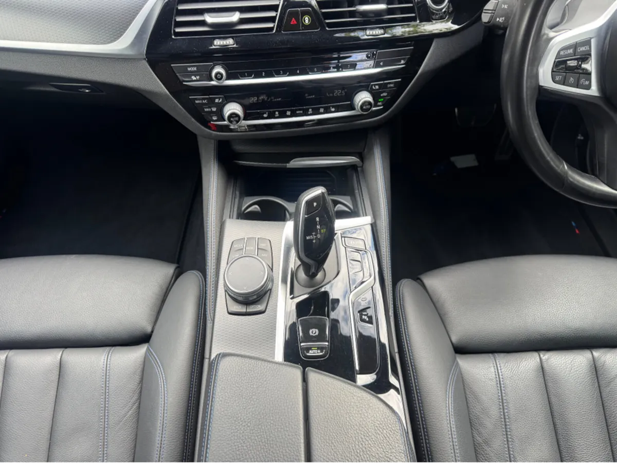 BMW 5-Series 530e M SPORT LOW KMS//PRO PACKAGE//ON - Image 4