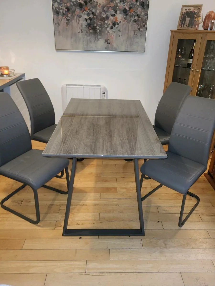 Table and chairs - Image 1