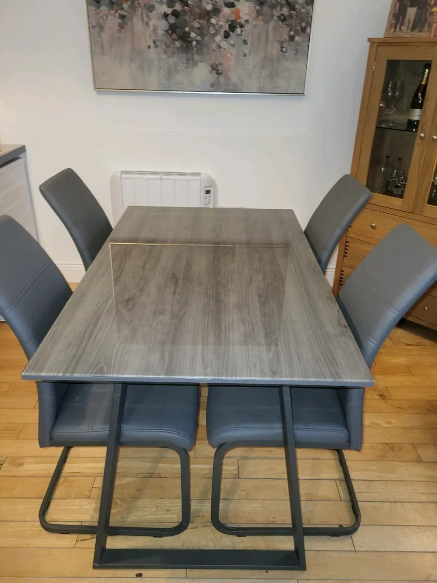Table and chairs - Image 3