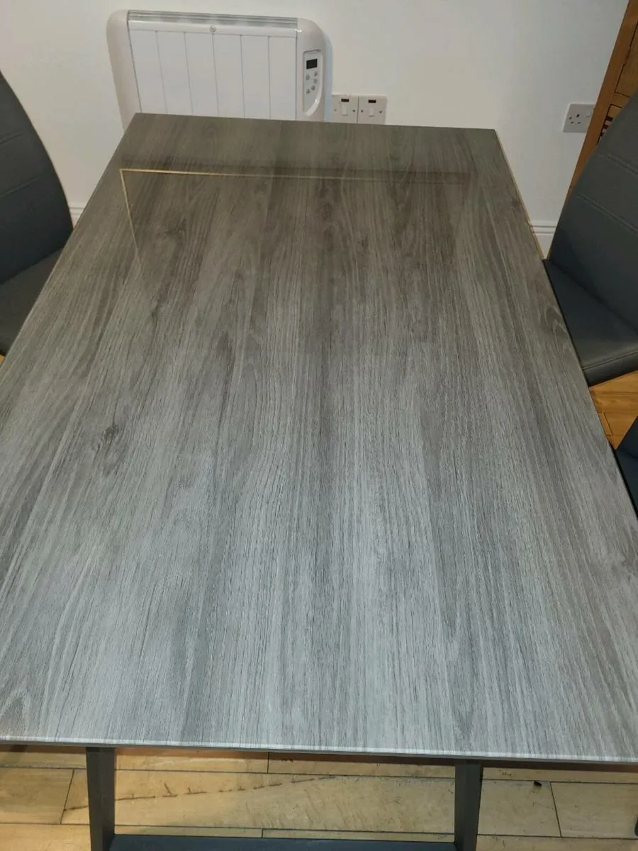 Table and chairs - Image 4