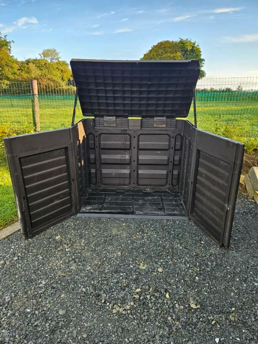 Outdoor storage box - Image 1