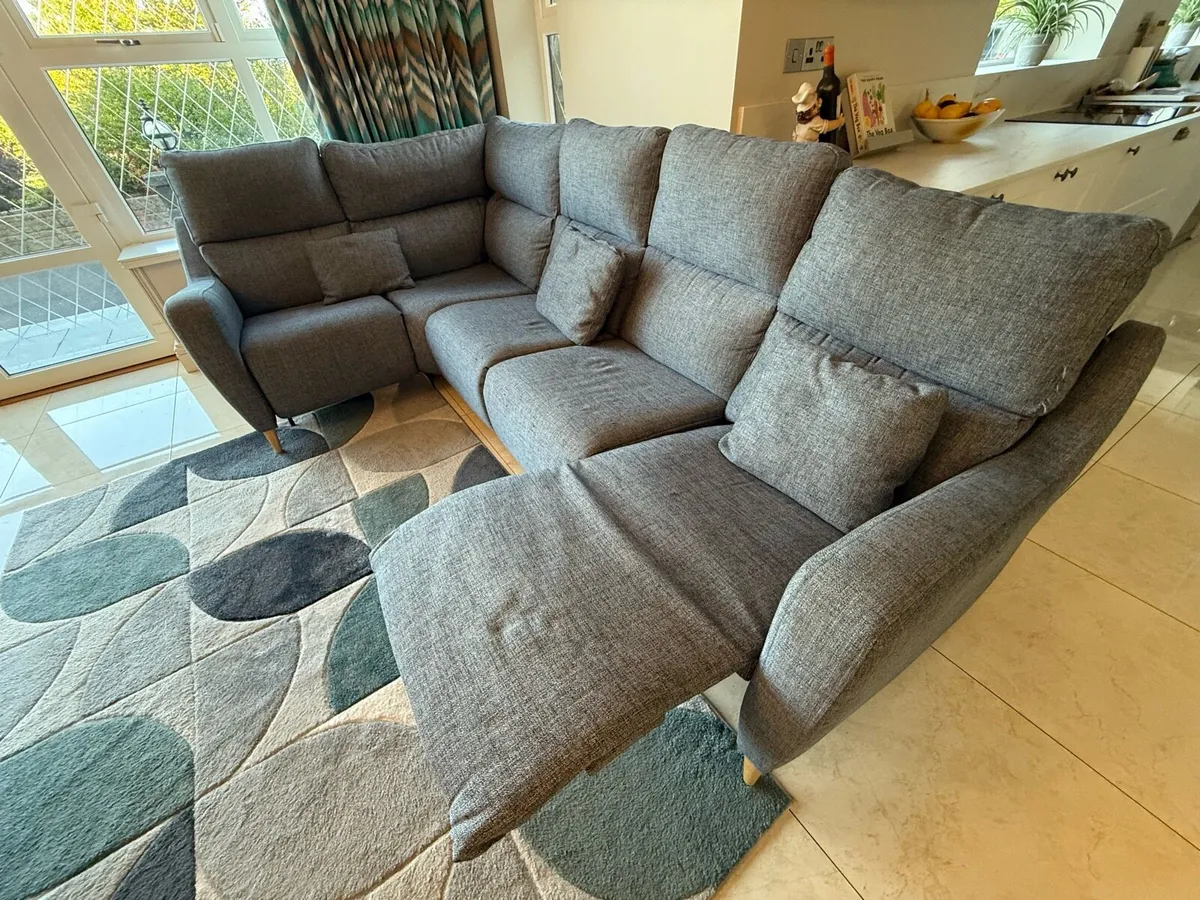 Corner couch - Image 1