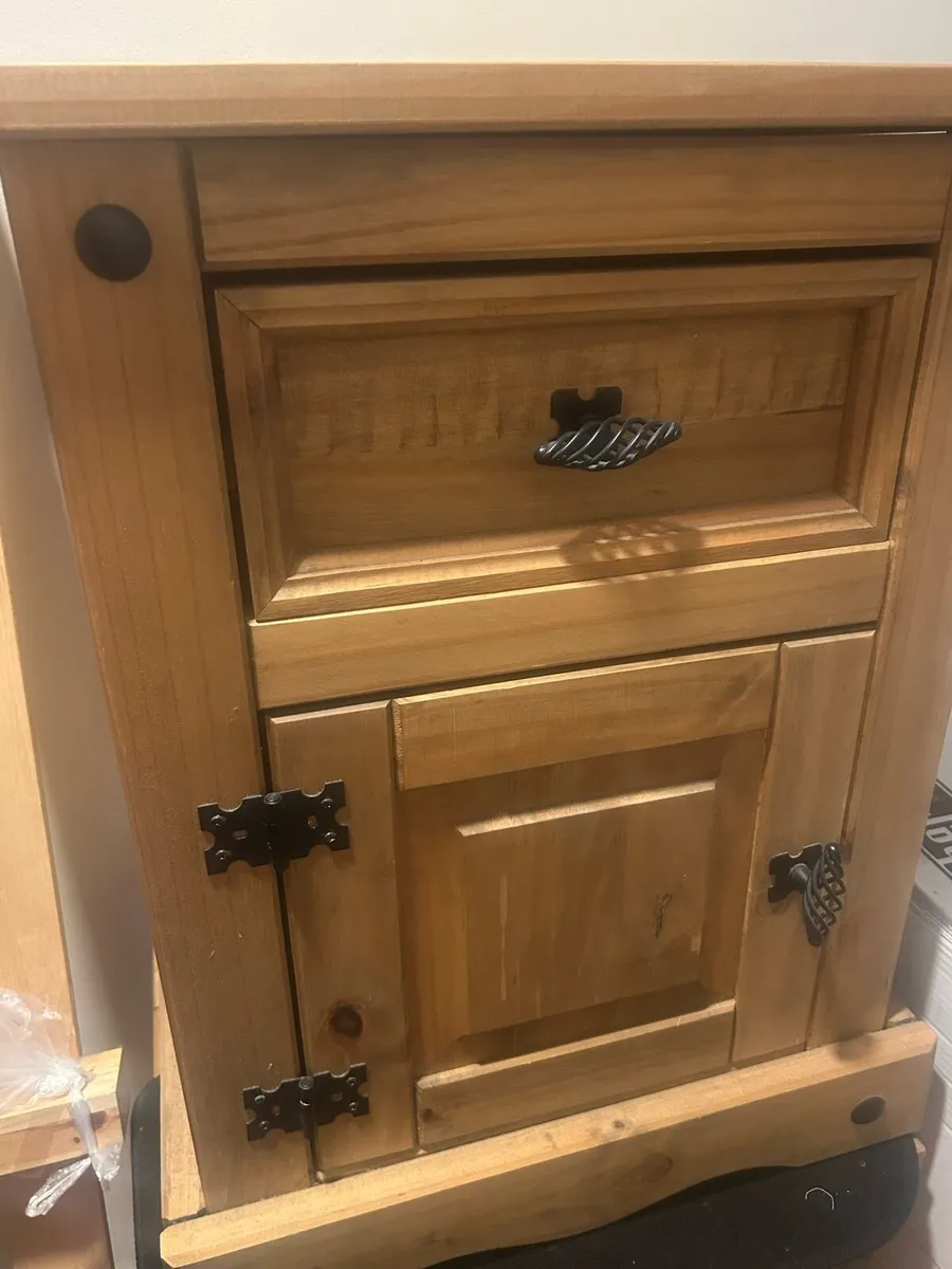 Double bed frame and 2 lockers - Image 2