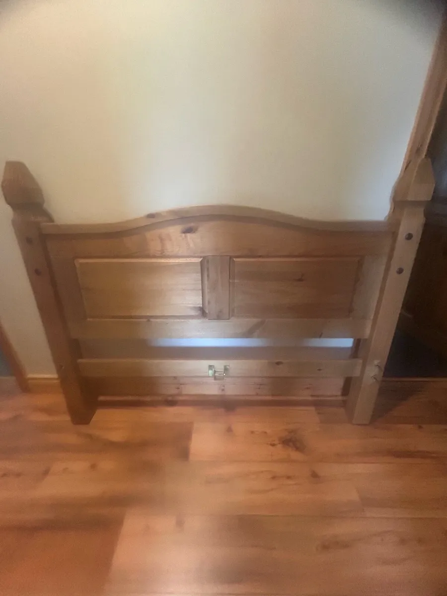Double bed frame and 2 lockers - Image 4