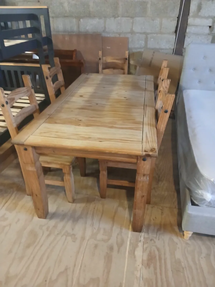 Table set - Image 1