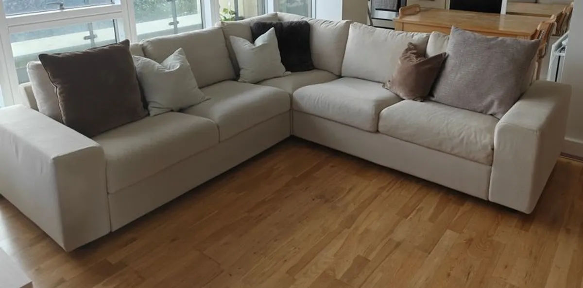 Large 4 Seater Corner Sofa Couch in Excellent Condition - Image 3