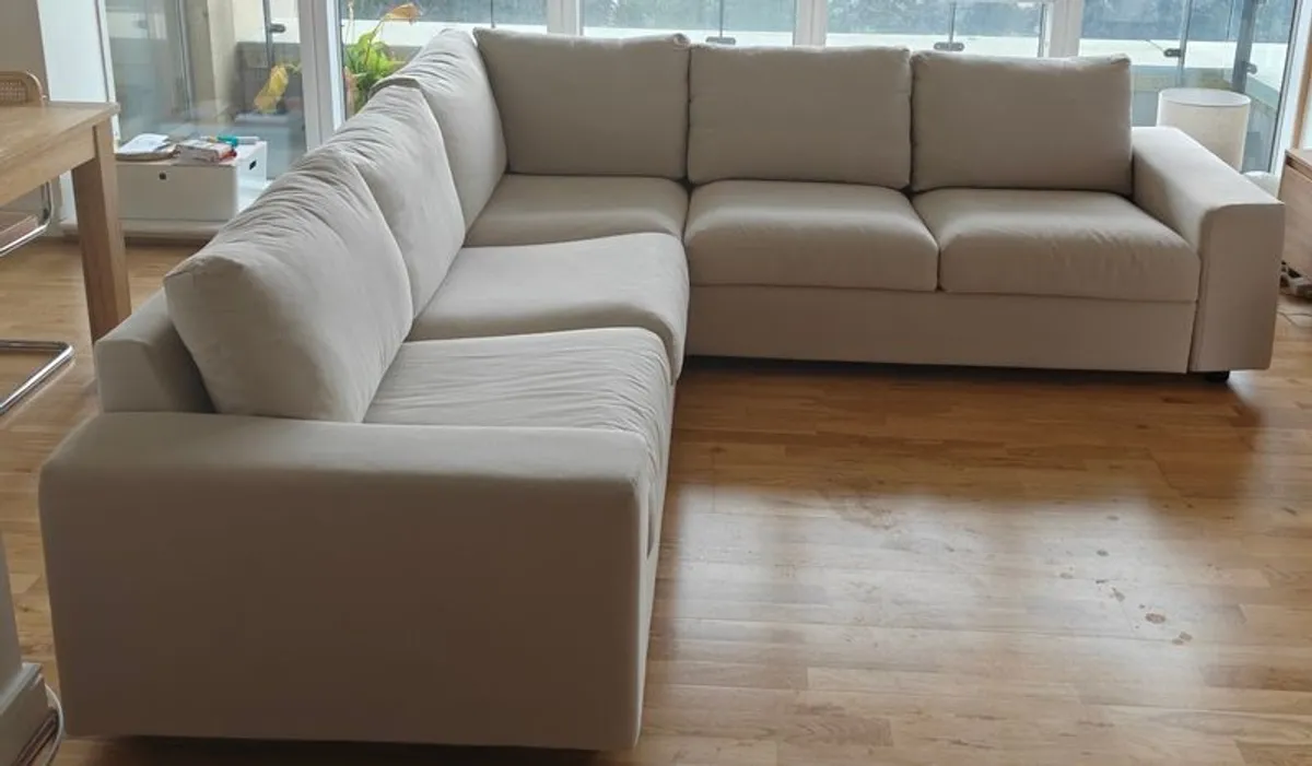 Large 4 Seater Corner Sofa Couch in Excellent Condition - Image 4