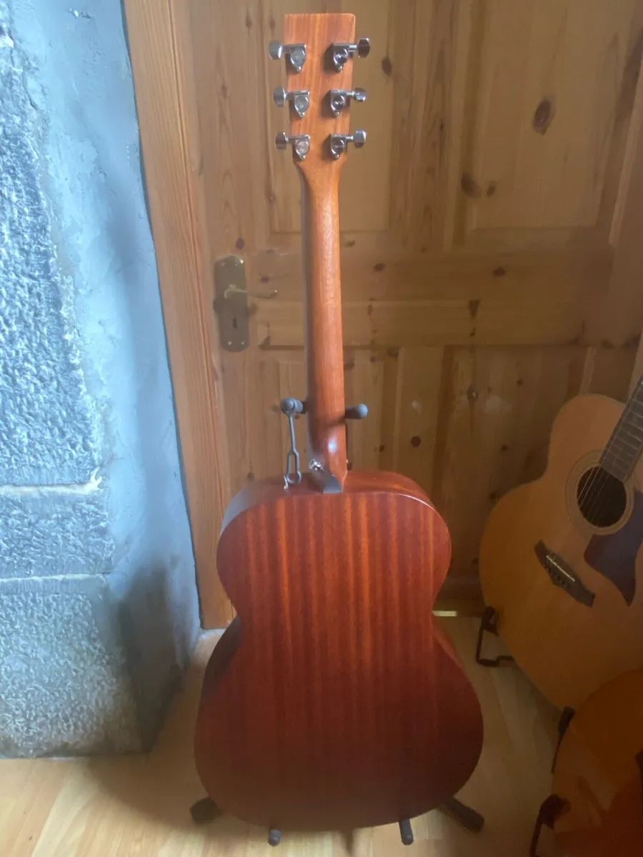 Martin 000-10e guitar with TGI extreme soft case - Image 3