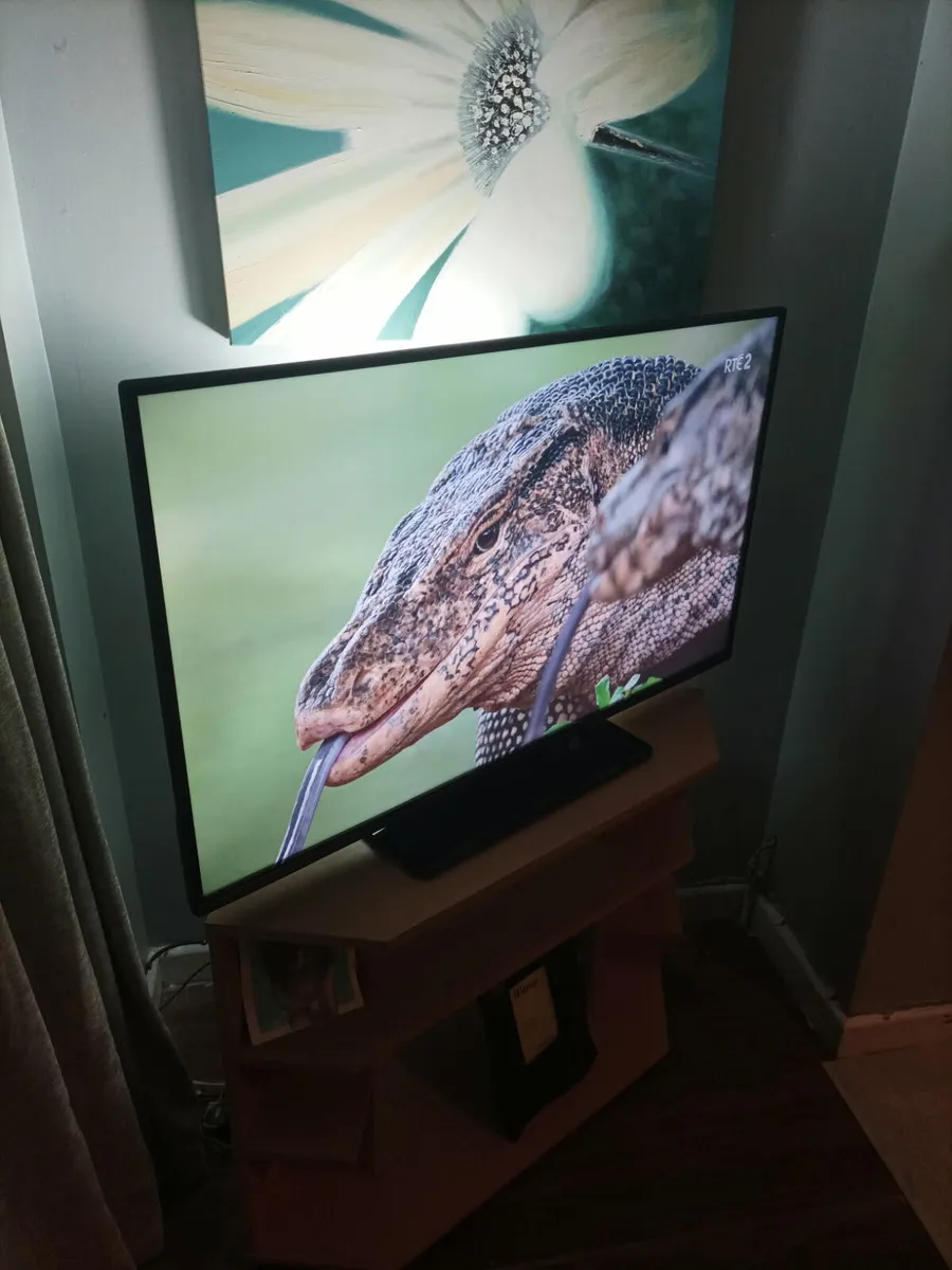 43" walker smart hd smart TV - Image 2
