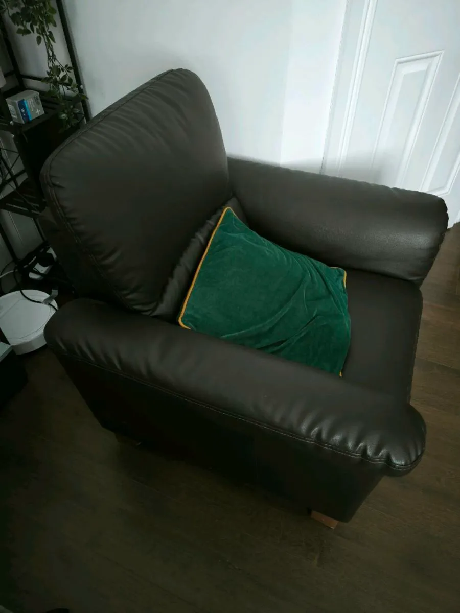 Single seat couch - Image 1