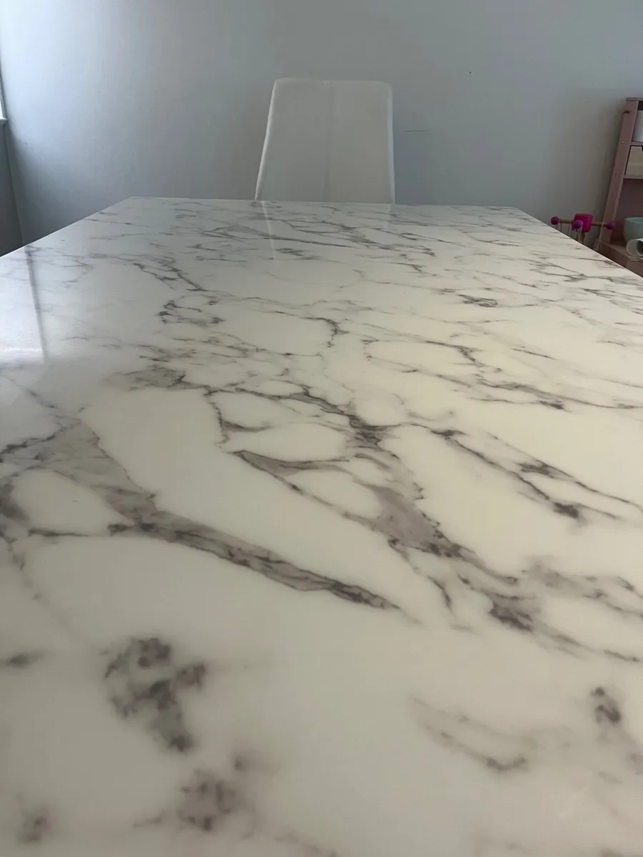 Dining table - Image 1