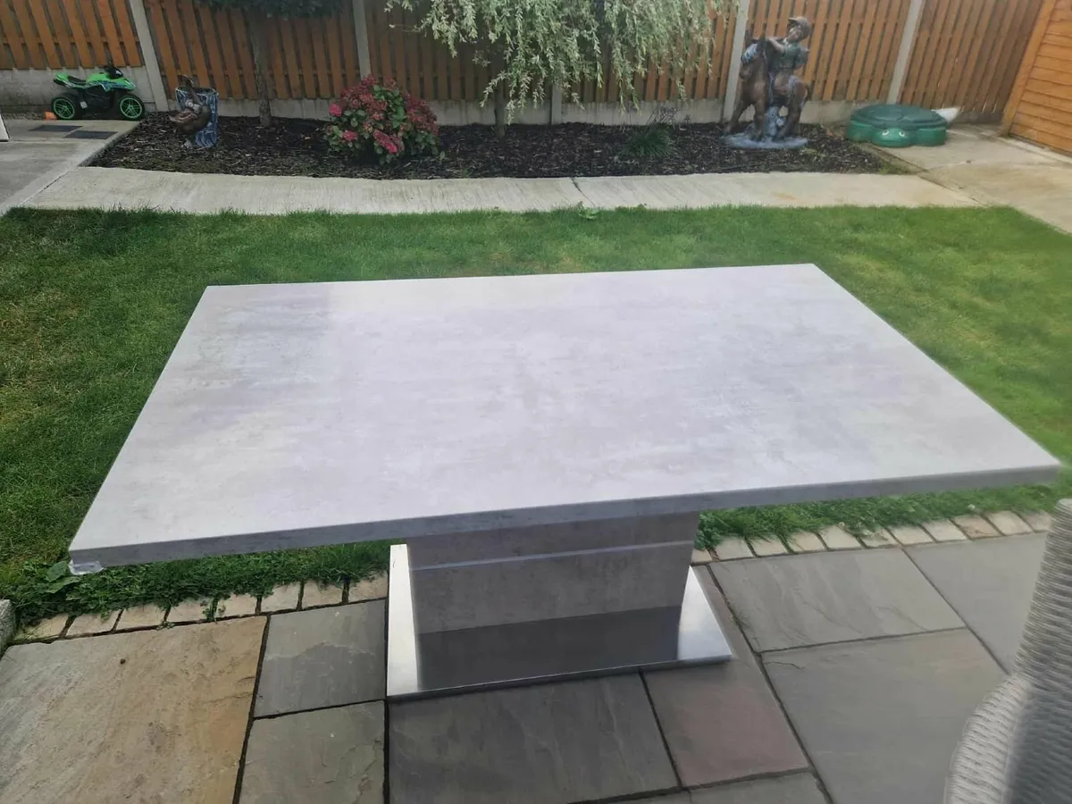 Kitchen table - Image 1