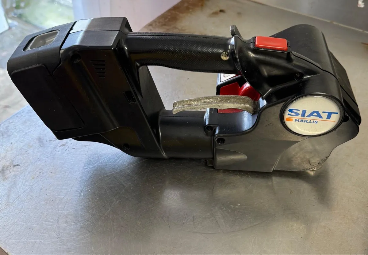 Hand held strapping machine - Image 1