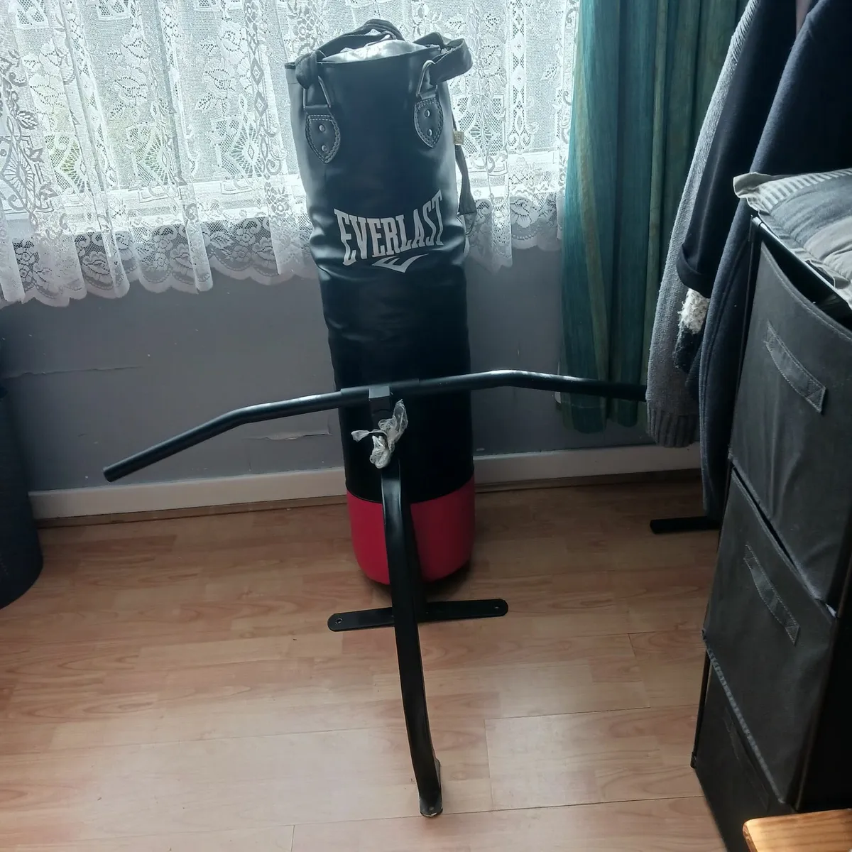 Punch bag/ pull up bar - Image 1