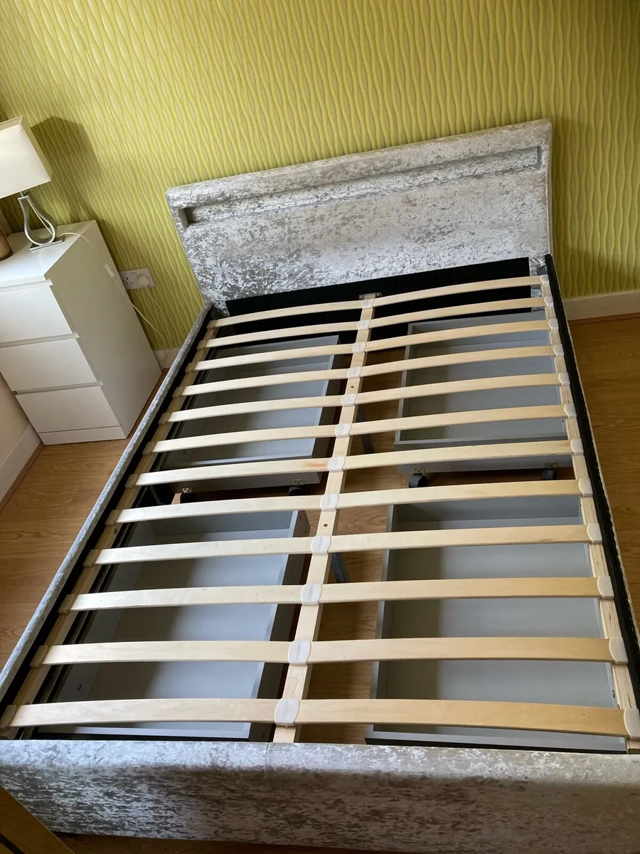 Bed frame - Image 1