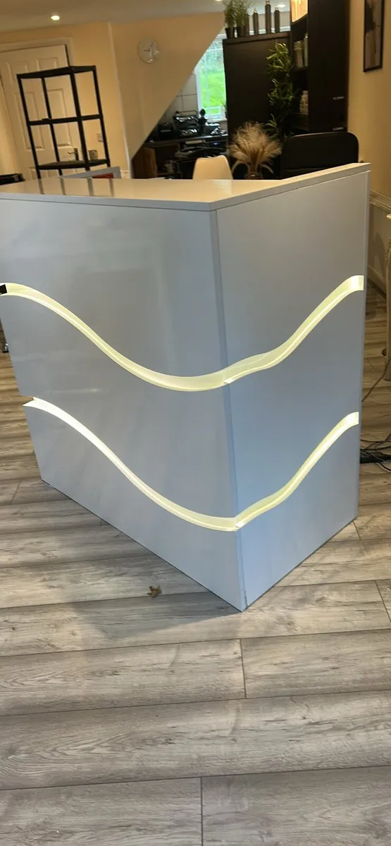 Salon reception desk - Image 1