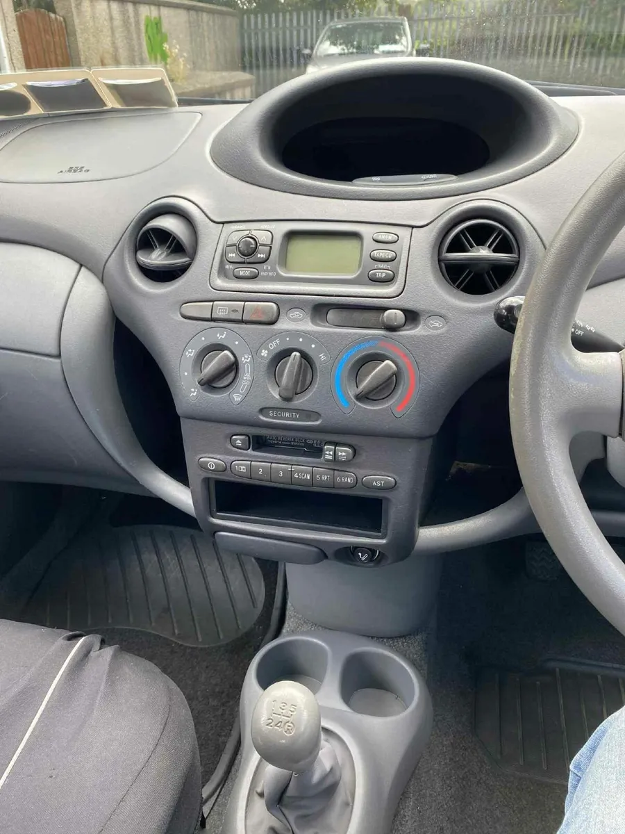 Toyota Yaris 2002 - Image 2