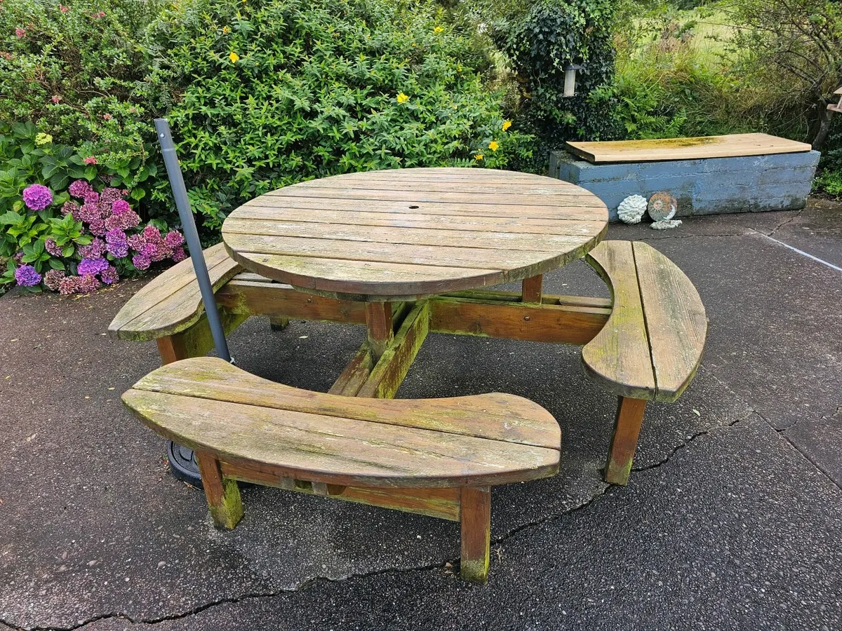 Garden round table with benches - Image 1