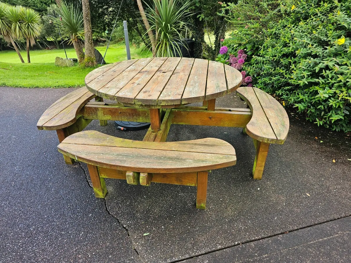 Garden round table with benches - Image 2