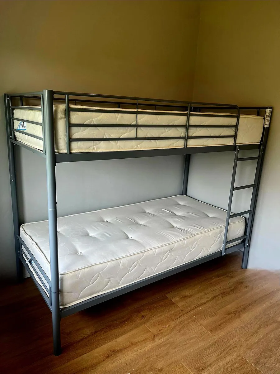 Bunk bed with matresses - Image 1
