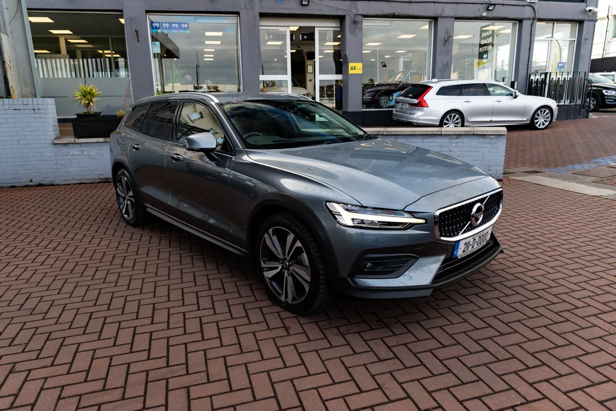 VOLVO V60  B5 CROSS COUNTRY PRO AWD 5DR ESTATE AUT - Image 1
