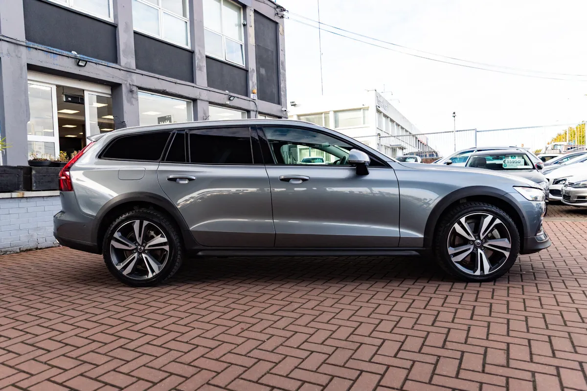 VOLVO V60  B5 CROSS COUNTRY PRO AWD 5DR ESTATE AUT - Image 2