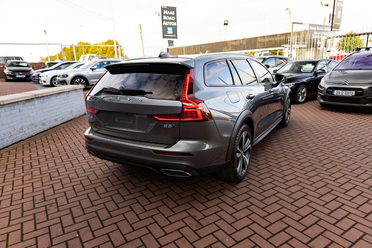 VOLVO V60  B5 CROSS COUNTRY PRO AWD 5DR ESTATE AUT - Image 3