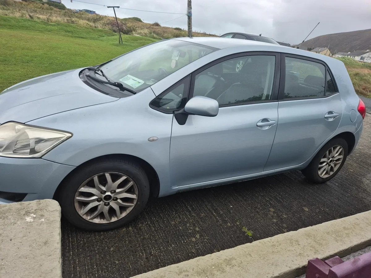 Toyota Auris 2009 - Image 2