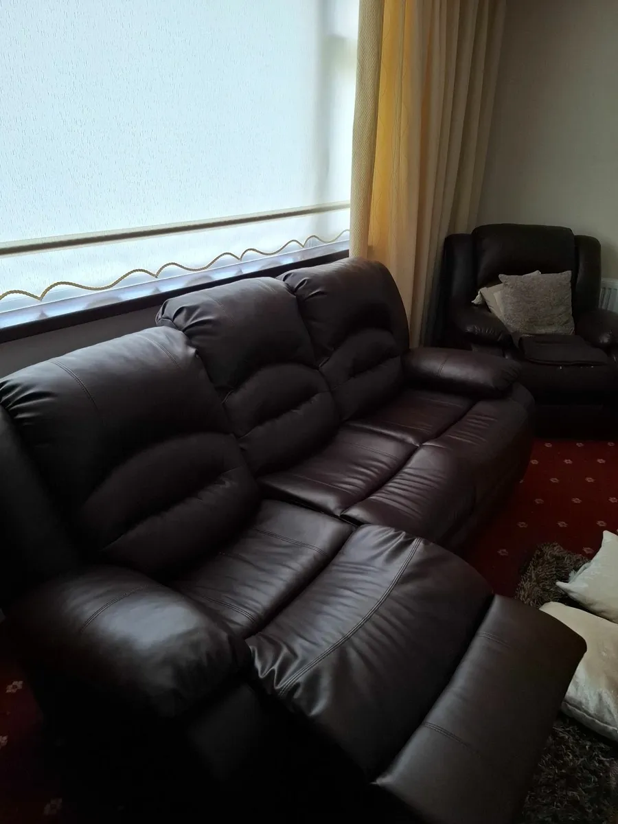 Three seater reclining sofa with two recl seats - Image 1
