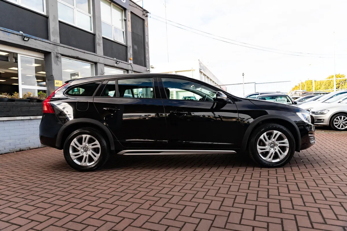 VOLVO V60 2.0D4 SE LUXURY DELUXE 5DR ESTATE AUTOMA - Image 2