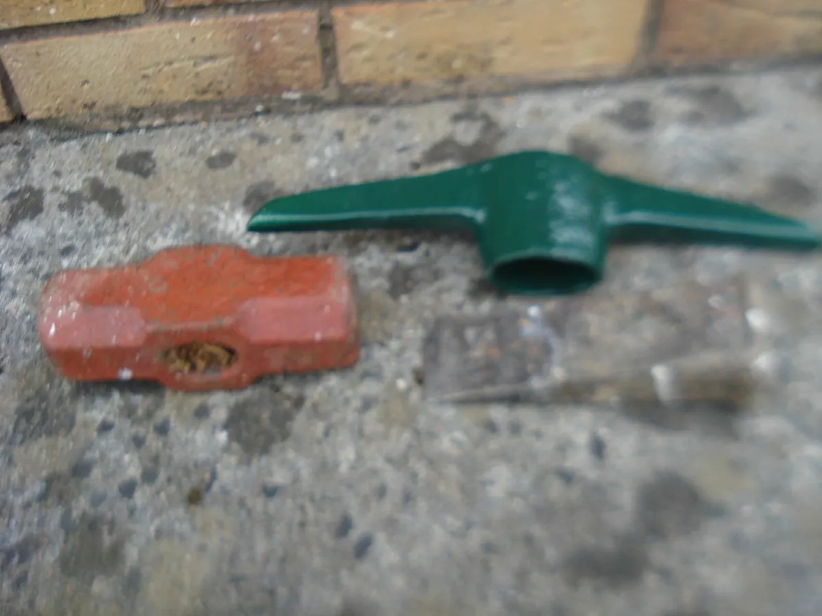 VINTAGE METAL IRON WORKS HEADS & WEDGE. - Image 3