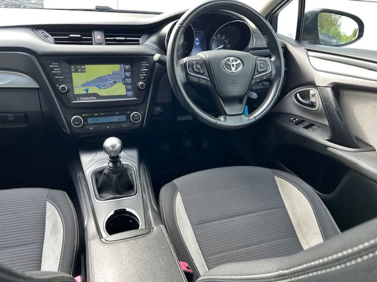 Toyota Avensis 1.6 D-4d Luna Navi Saloon - Image 4