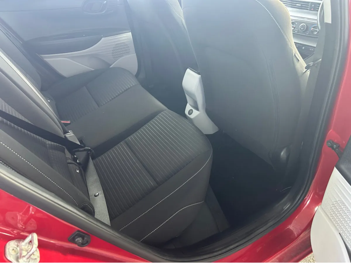 Hyundai i20 DELUXE PLUS 5DR AUTO AUTOMATIC - Image 2