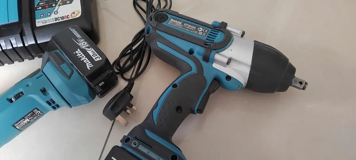 Makita DTW450 Impact Wrench + DTM51 Multi Tool 18v - Image 4